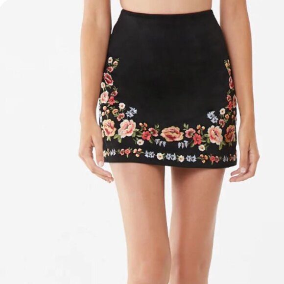 Forever 21 Embroidered Floral Black Suede Mini Skirt Size X-Small - Picture 7 of 8